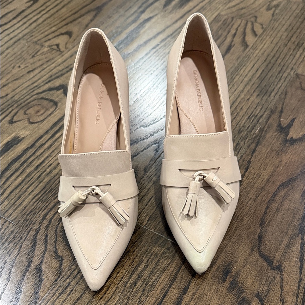 Banana Republic Women's Beige Tassel Loafer style high heels